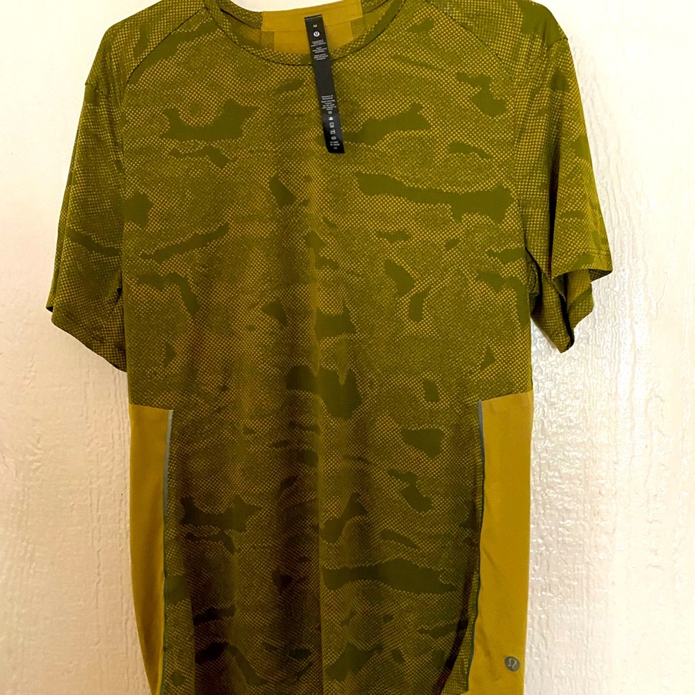 Lululemon athletica Men green & yellow shirt sleeve  shirt Size Medium